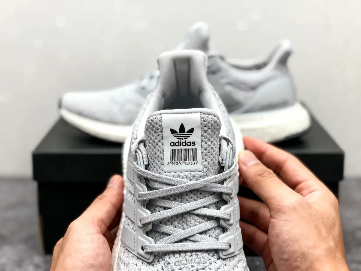 Zbliżenie buta Adidas z metką Style Code na języku